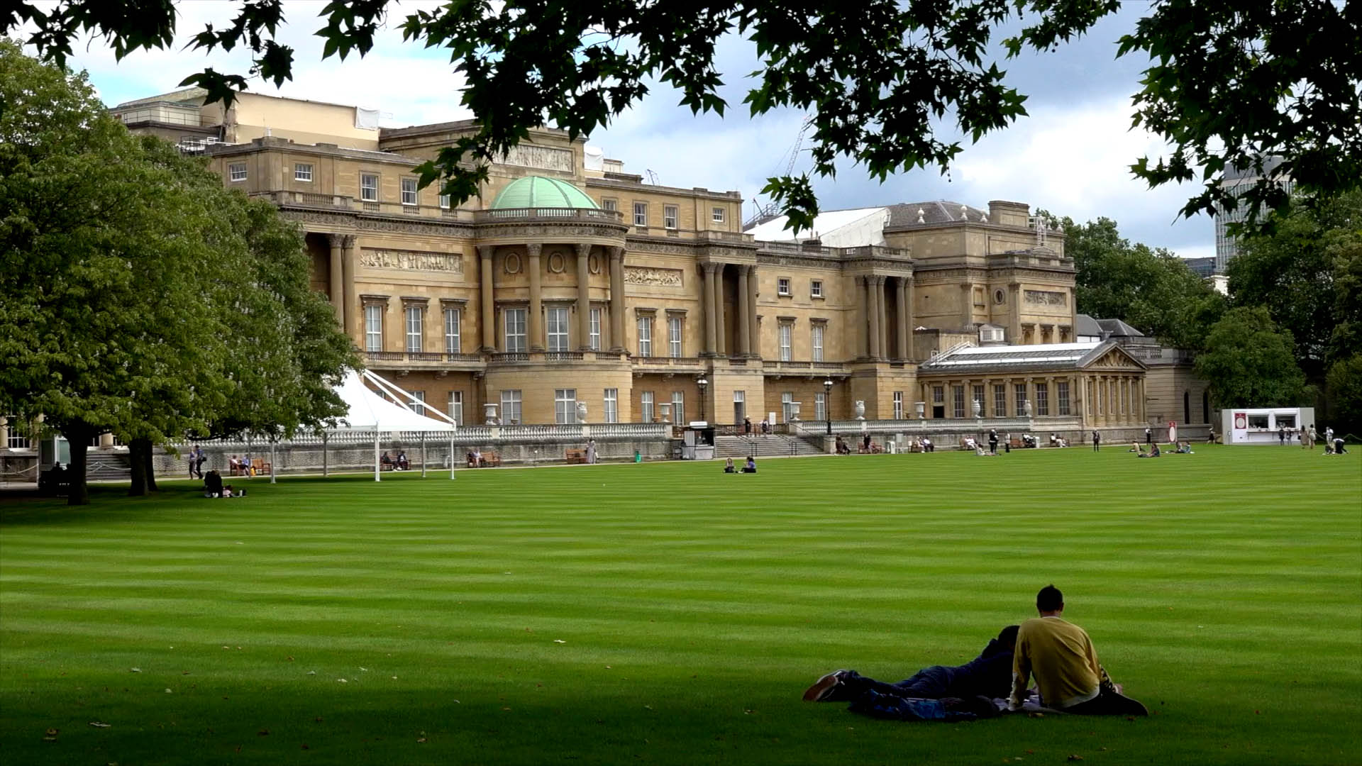 buckingham palace back garden